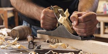 Dieser Abschnitt widmet sich Maschinen und Ausr&uuml;stungen f&uuml;r die Holzbearbeitung, die sowohl f&uuml;r Handwerker als auch f&uuml;r Handwerker und f&uuml;r Bastler geeignet sind.<br /><br />In diesem Bereich sind wir wirklich stark, weil unser Unternehmen 1972 als handwerkliche T&auml;tigkeit im Bereich der Konstruktion von Holzbearbeitungsmaschinen gegr&uuml;ndet wurde.<br /><br />&Uuml;ber die Jahre haben wir uns dann auf den Handel spezialisiert, indem wir die Produktion beiseite stellen. Jetzt k&ouml;nnen Sie sich auf unser gesamtes Wissen und unsere Professionalit&auml;t verlassen, um die besten Werkzeuge und Maschinen auszuw&auml;hlen, die Ihren Anforderungen am besten entsprechen, von kombinierten Holzs&auml;gen &uuml;ber Bands&auml;gen bis hin zu Tischkreiss&auml;gen und Holzs&auml;gen.<br /><br />In unserem Katalog bl&auml;ttern Sie durch neue Holzbearbeitungsmaschinen und gebrauchte Holzbearbeitungsmaschinen, die wir in Zusammenarbeit mit f&uuml;hrenden Unternehmen der Branche f&uuml;r Sie ausgew&auml;hlt haben. Beginnen Sie Ihre Wahl unverz&uuml;glich und wissen Sie, dass Sie mit einem p&uuml;nktlichen Verkauf, Kundendienst, technischer Unterst&uuml;tzung und Ersatzteilen rechnen k&ouml;nnen