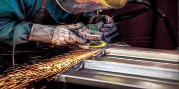 For years we have been distributing new machines and machines used for iron working all over the world, providing a consultancy and assistance service until after sales.<br />In this section dedicated to iron processing you have a wide selection of band saws, saw blades, grinders, lathes, drills and cutting-off machines, all high-quality items at a highly competitive price.